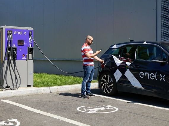 OMV Petrom şi Enel X vor instala 10 staţii de reîncărcare rapidă pentru maşini electrice, în benzinării