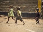 Povestea româncei care a învățat triburile din Kenya să poarte mască și să se spele pe mâini