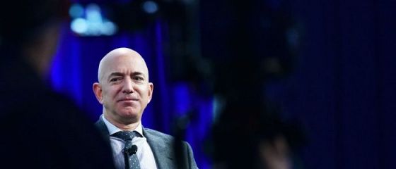 Jeff Bezos, cel mai bogat om din lume, a vândut acţiuni Amazon în valoare de 3 mld. dolari. Banii merg în finanţarea companiei spaţiale Blue Origin