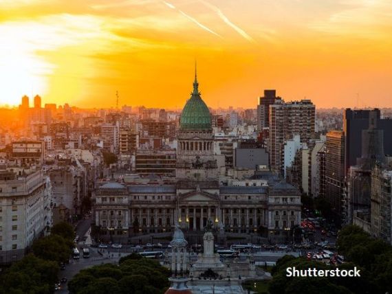 Argentina a evitat al nouălea faliment din istorie, după ce a obţinut restructurarea unor datorii în valoare de 66 de miliarde de dolari