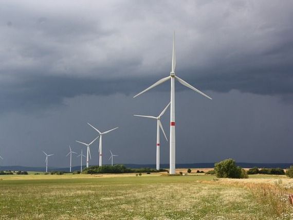 Turbinele eoliene sunt principala sursă de energie electrică, vineri după-amiază. România exportă peste 200 de MW de electricitate