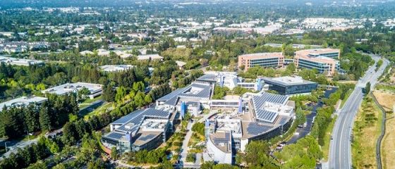 Google își construieşte propriul oraş lângă sediul din Silicon Valley, cu 1.850 de locuinţe, parcuri, restaurante și școli. Compania a permis angajaţilor să lucreze de acasă până în 2021