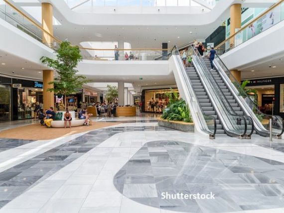 Românii nu s-au întors în mall-uri, după ridicarea stării de urgență. Patronat: Retailul nealimentar s-a prăbușit cu până la 75%, în iulie-august