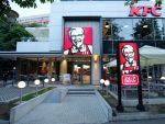 Lanțul de restaurante fast-food KFC angajează sute de oameni în toată țara. Ce posturi are disponibile și ce salarii oferă