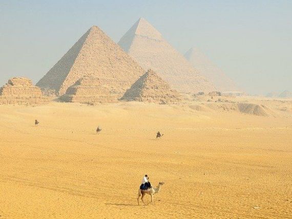 Egiptul construieşte două autostrăzi cu câte opt benzi pe platoul piramidelor de lângă Cairo, singurele vestigii rămase din cele şapte minuni ale lumii antice
