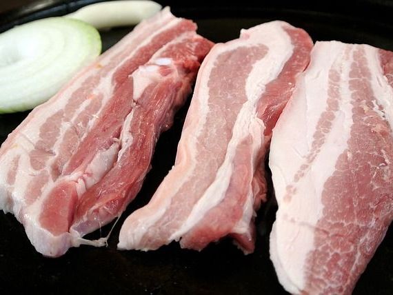 Țara în care carnea de porc a devenit cadou de lux de sărbători