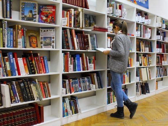 (P) Libraria online versus libraria offline: pe care o preferăm?