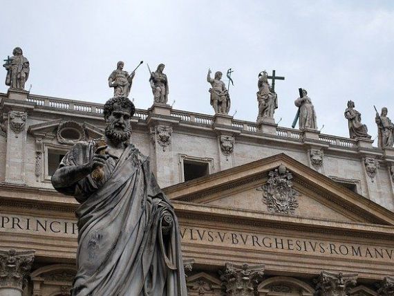 FT: Vaticanul vinde active provenite din donaţii pentru a plăti un împrumut folosit la finanţarea construcţiei unei proprietăţi de lux în Londra