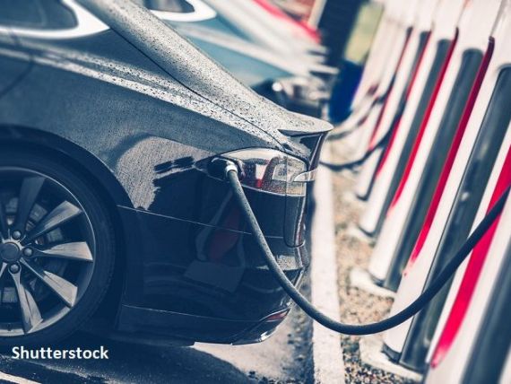Analiză: Vânzările de maşini electrice vor creşte anual cu 30%, în următorii zece ani. La finalul deceniului, una din trei maşini vândute la nivel global va fi verde