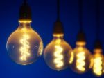 ANRE: Consumatorii de electricitate vor beneficia de cel mai bun preţ din oferta concurențială al furnizorului lor. Clienții pot schimba contractele la energie până pe 30 iunie 2021