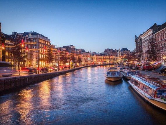 Amsterdam vrea să elimine una dintre cele mai mari atracții turistice ale orașului. Străinii ar putea avea interzis în cafenelele care vând canabis