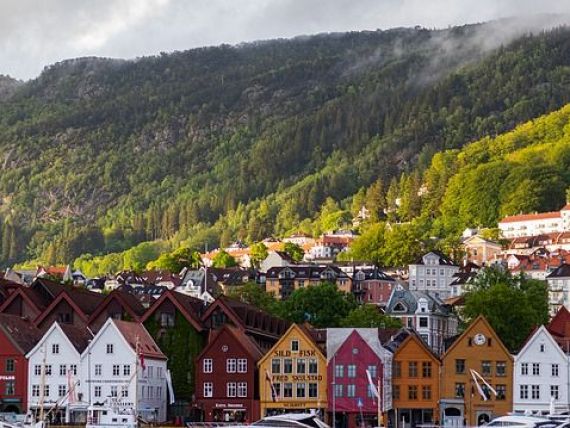 Norvegia, cel mai mare producător de hidrocarburi din Europa Occidentală, triplează taxa de carbon și vrea să achiziționeze numai mașini electrice