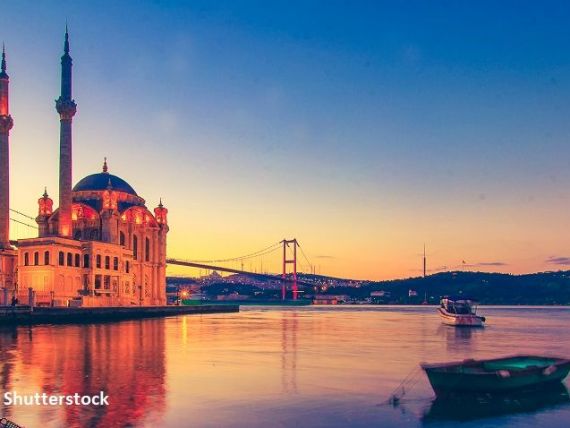 Turcia estimează 25 de milioane de vizitatori străini în acest an, la jumătate față de perioada dinaintea pandemiei. 2021 este anul târârii şi al ridicării