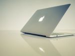 Apple vrea să lanseze în acest an două noi laptopuri MacBook Pro cu încărcare wireless