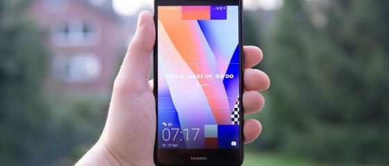 Reuters: După brandul de telefoane low-cost Honor, Huawei negociază și vânzarea mărcilor sale premium de smartphone P şi Mate