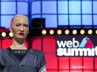 Părinții robotului umanoid Sophia vor să demareze producția în masă: Lumea COVID-19 va avea nevoie de mai multă automatizare, pentru a-i ţine pe oameni în siguranţă