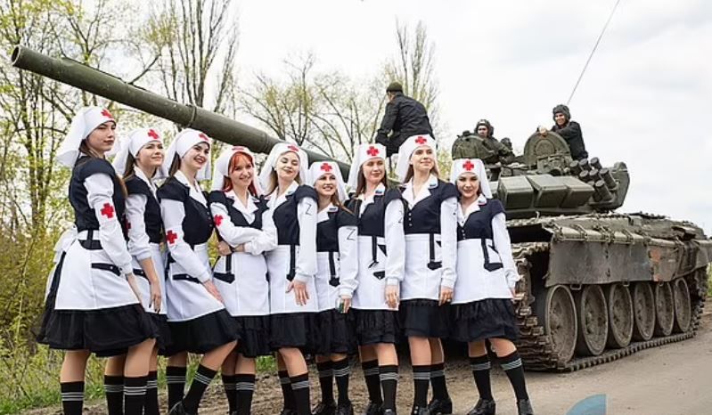 Majoretele lui Putin. Poze scandaloase cu asistente medicale sexy, care  pozează cu soldații ruși din Ucraina | Perfecte.ro