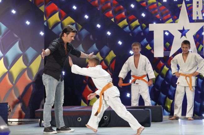 
	Mihai Petre, pus la pamant de un grup de judoka, la &quot;Romanii au talent&quot;
