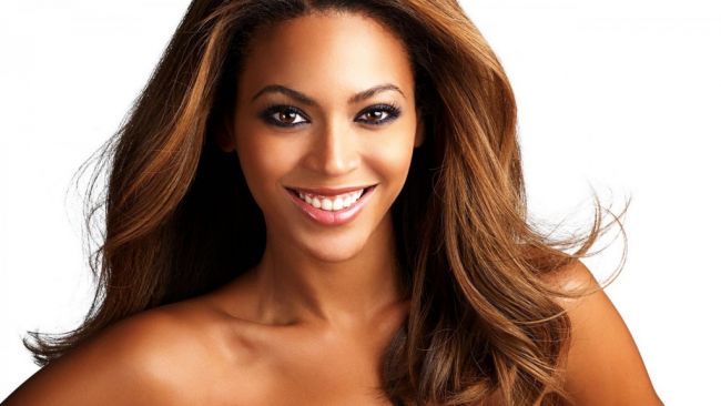 Beyonce a apelat la Photoshop pentru a-si retusa aspectul, iar fanii au observat asta