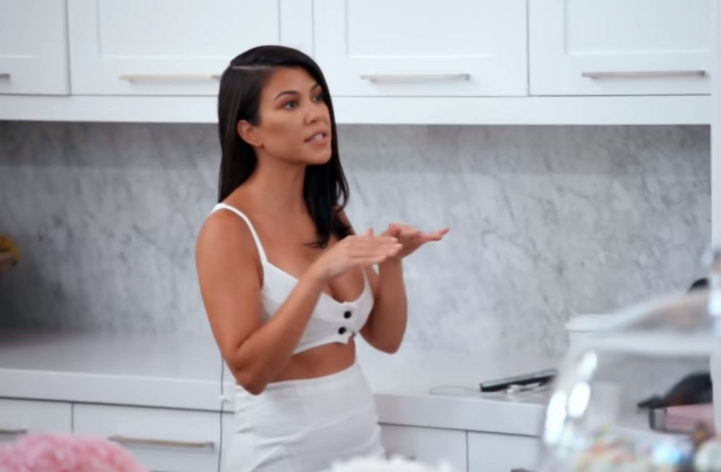 Pro Tv Kim Kardashian LuatÄƒ La BÄƒtaie De Sora Ei Kourtney In Emisiunea Familiei