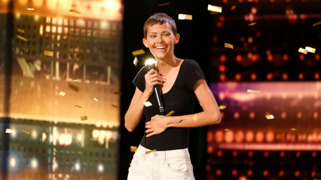 
	O tânără bolnavă de cancer, moment viral la America&#39;s Got Talent! A primit Golden Buzz de la Simon Cowell
