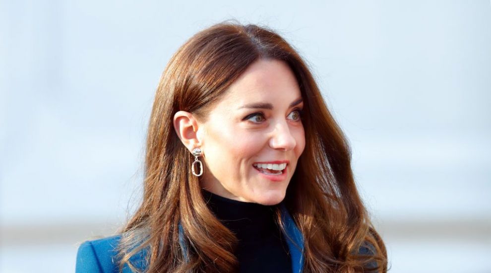 
	Kate Middleton, apariție impecabilă într-o ținută accesorizată cu cercei în valoare de 13 lei
