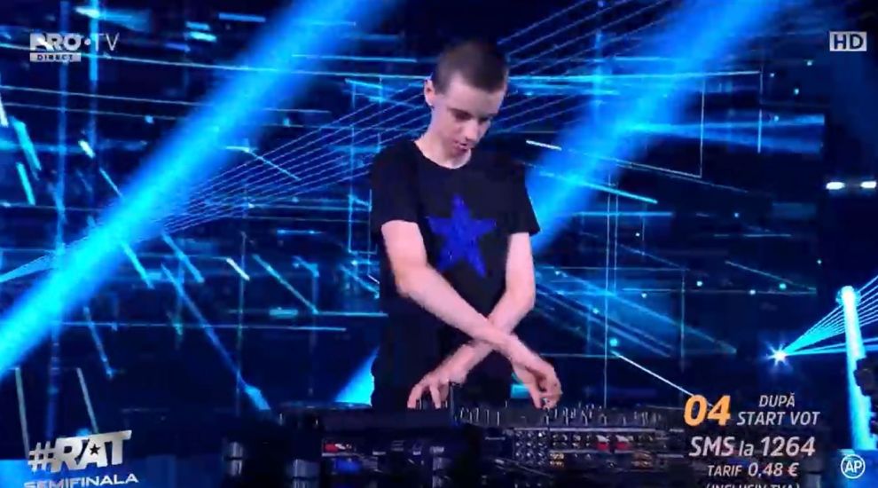 
	Românii au talent 2022 - semifinala 1. DJ Hugo Arthur, show exploziv la platane în fața juraților

