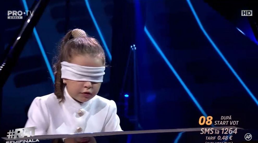
	Românii au talent 2022 - semifinala 1. Martina Meola a cântat la pian legată la ochi: &ldquo;Un talent uluitor&rdquo;
