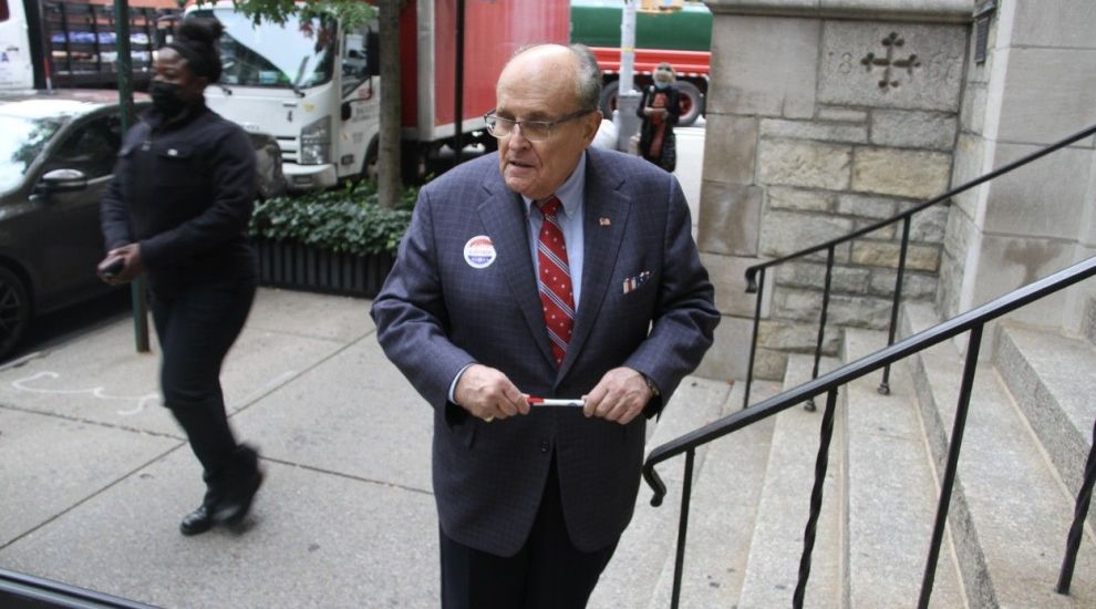 
	Rudy Giuliani, lovit de un muncitor nervos pe scoaterea dreptului de avort din Constituţia americană
