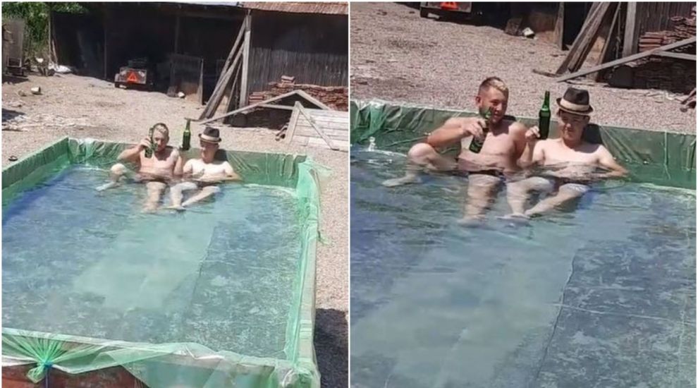 
	Doi români și-au făcut piscină într-o remorcă, iar acum sunt vedete pe TikTok: &#39;Așa ceva numai în România vezi!&#39;
