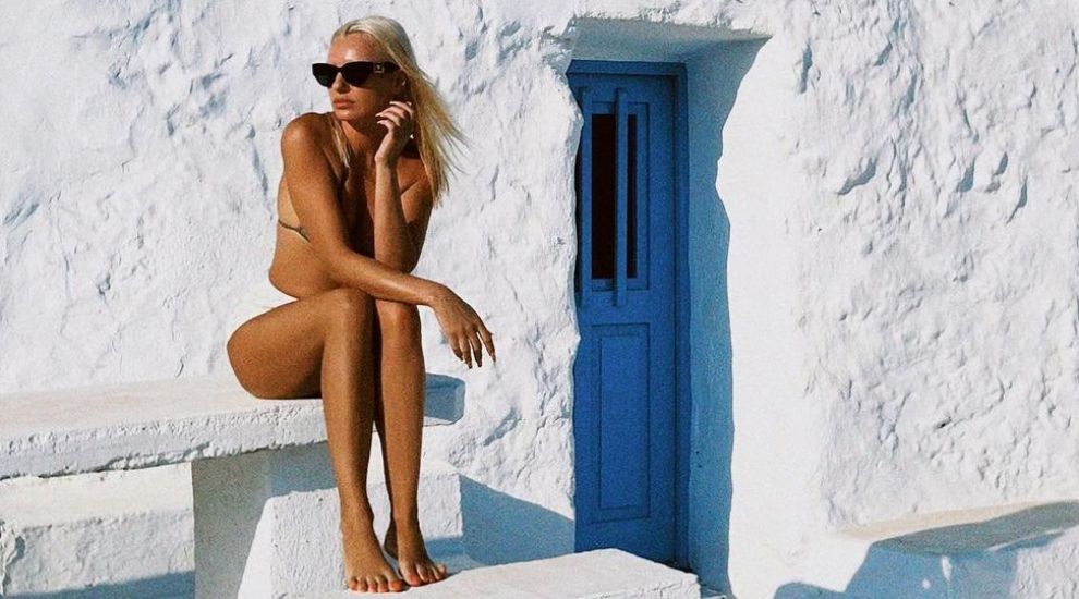 
	Alexandra Stan, surprinsă când face plajă fără costum de baie în Mykonos
