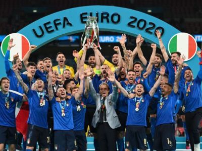 Italia, Regina Europei! Jucatorii lui Mancini s-au auzit mai tare decat toti englezii de pe Wembley! Imagini de senzatie de la ceremonia de premiere